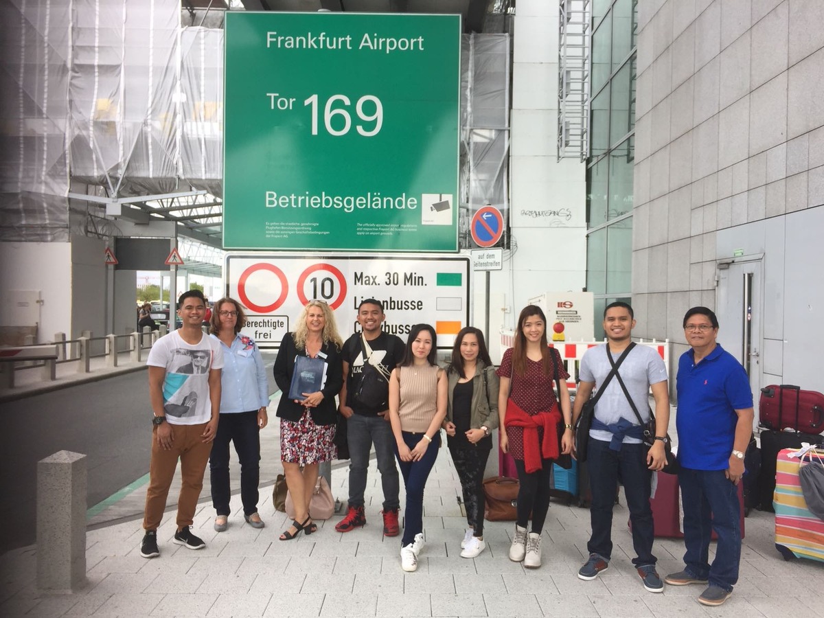 Eine Gruppe mit Reisegepäck am Flughafen Frankfurt